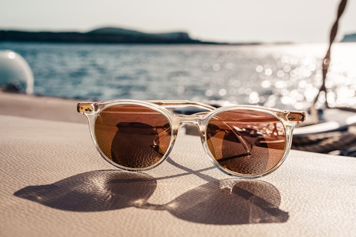 Gafas de diseño preparadas para una foto de estilo de vida